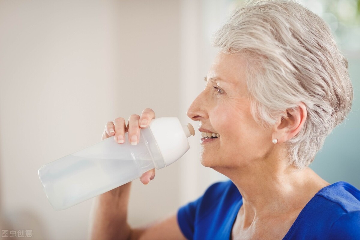 老年人应该多喝水？喝水不足有何危害？该如何正确地喝？一一为你解答