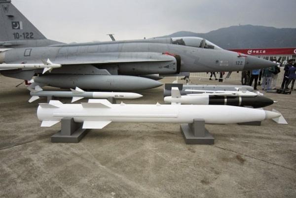 除了CM-302，巴基斯坦空军还购买了CM-400AKG导弹，虽然这种空射弹道导弹并不具备攻击移动目标能力，但也有足够精度攻击停泊在港口内的航母