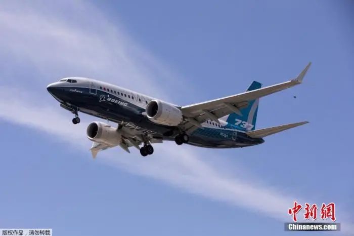资料图:当地时间6月29日,美国华盛顿州西雅图,一架波音737 MAX飞机在波音机场试飞后降落。据路透社报道,此次飞行测试预计为期三天,是737Max复飞的关键一步。
