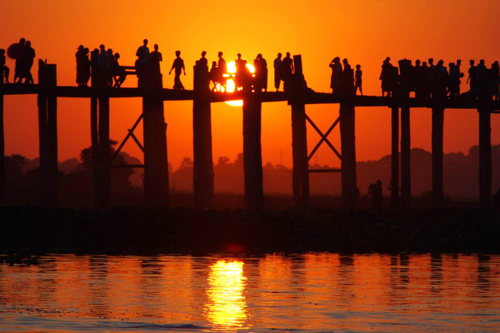 缅甸乌本桥，世界十大日落美景之一，是世界上最长最古老的柚木桥