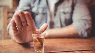 小酌怡情,大饮伤身?权威研究结论:滴酒不沾最健康