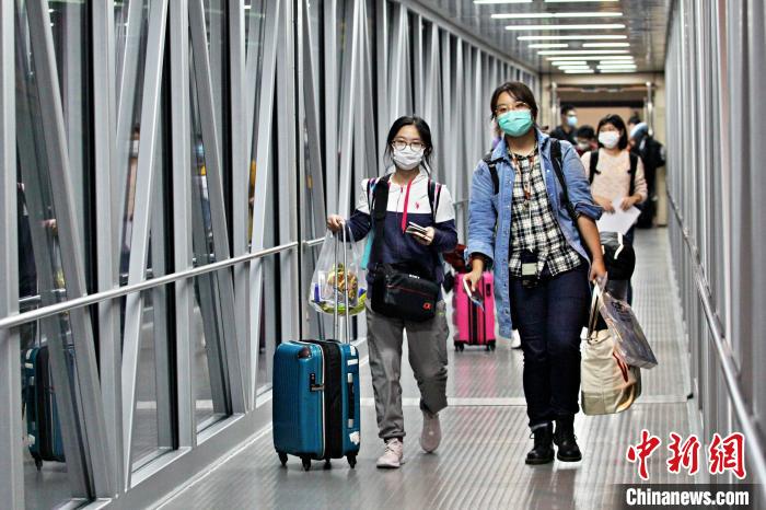 图为留学生正在重庆江北国际机场登机。重庆机场集团供图