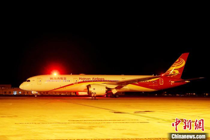 图为赴英复学包机HU7953从重庆江北国际机场起飞。重庆机场集团供图