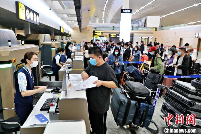图为留学生正在重庆江北国际机场排队过安检。重庆机场集团供图