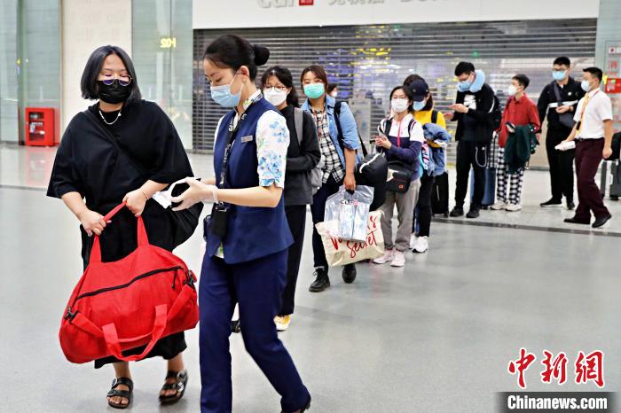 图为留学生正在重庆江北国际机场排队过安检。重庆机场集团供图
