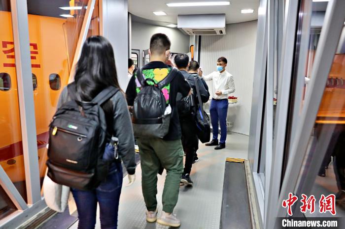图为留学生正在重庆江北国际机场登机。重庆机场集团供图