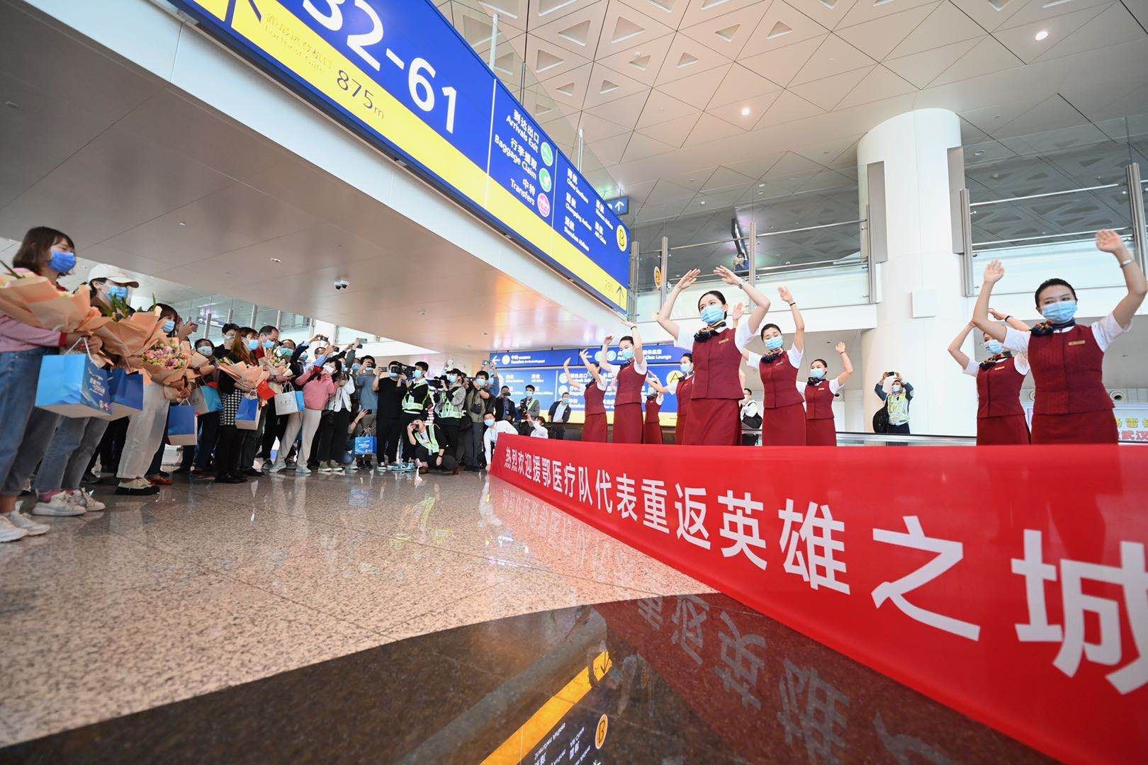 抗疫英雄代表乘坐“冬奥冰雪号”航班重返武汉。新京报记者 陶冉 摄