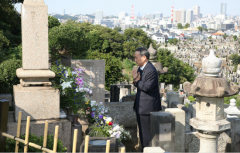 菅义伟就任日本首相后给“恩师”扫墓