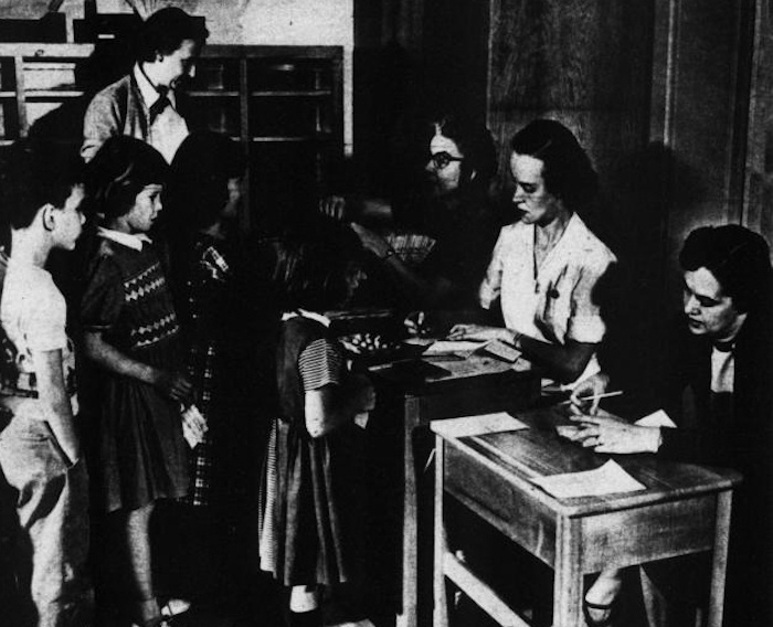 图6 1955年美国学童准备接种流感疫苗