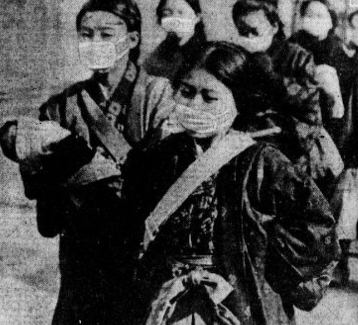 图4 1920年美国媒体刊登的日本女学生戴口罩上学照片， “流感面罩”在1918大流感疫情期间的美国学校也有推广