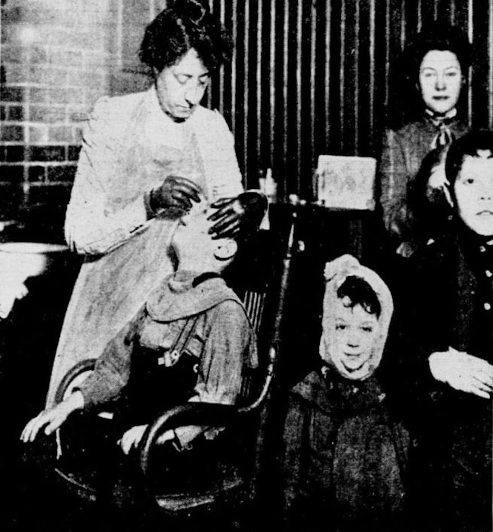 图2 正在服务儿童的美国校护（1903年）