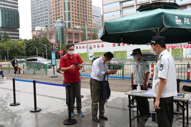 2020年9月23日,全国恢复办理赴澳门旅游签注首日,不少上海市民按预约前往市出入境管理局办证大厅。 本文图均为上海市公安局 供图