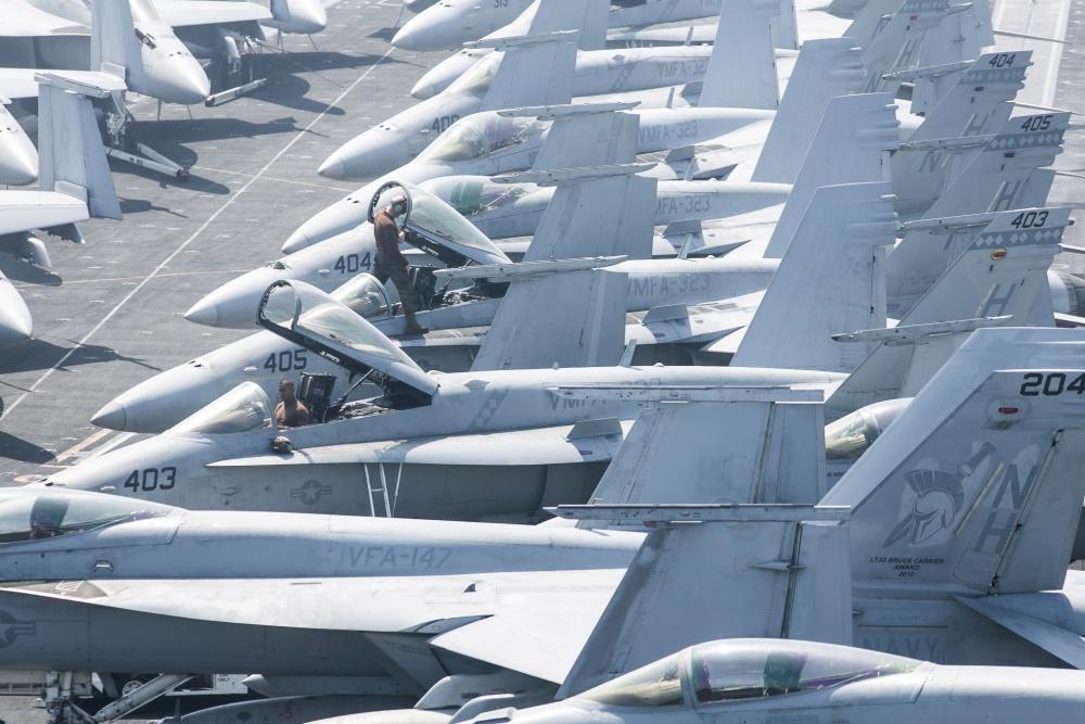 航空母舰战斗机严阵以待,伊朗无人机公然逼近,美国海军未敢动手