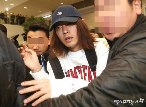 2019年3月,郑俊英回国,遭记者围堵。(Xportsnews)