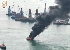 香港一艘游艇突然在海面上起火游艇上