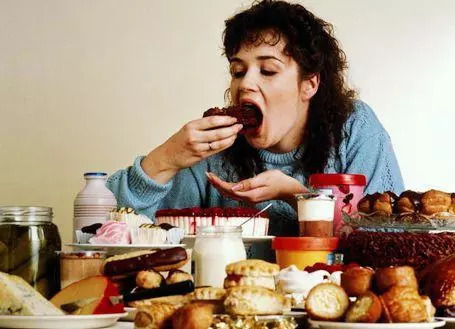 秋季是心血管病高发期，高血脂老人要少吃两类食物，不做一事