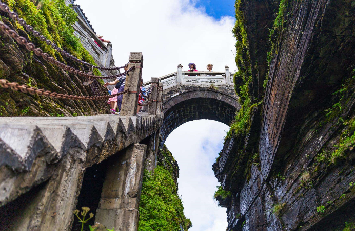 我国“最危险”的4大建筑，光看照片就腿软，大同悬空寺上榜