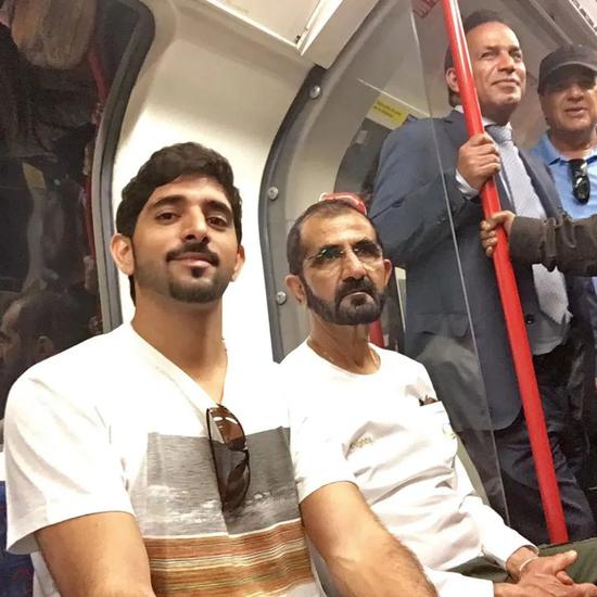  ·哈曼丹和父亲（右）在英国乘坐地铁。