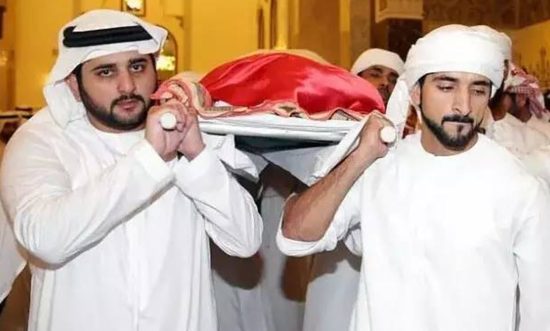  ·哥哥的葬礼上，哈曼丹（右）满脸悲伤地为其抬棺。