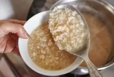 消化科主任:身体出现2种情况,怕是胃病“恶化”,别忽视