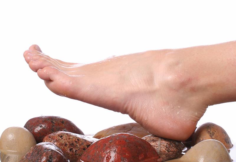 若脚出现3种表现，说明血脂高，注意“做好4事”，血管干净不堵
