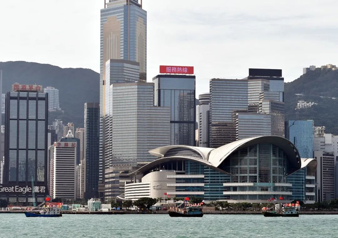 9月30日在香港拍摄的国庆标语。图片来源:新华社 王申 摄