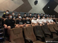 广东男篮、全队观看电影《夺冠》