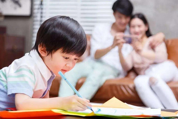 教育孩子要坚持这四个原则,家长们都做到了几个?来给自己打个分
