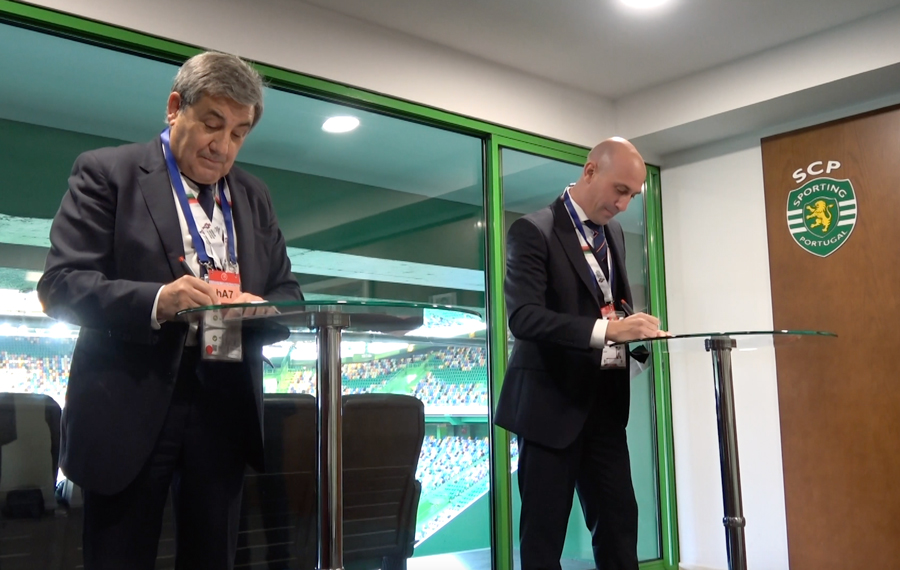 双方签署协议。图片来源：西班牙足协官方推特