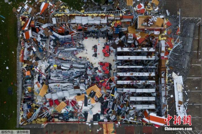  当地时间8月28日，在美国路易斯安那州的查尔斯湖，飓风“劳拉”摧毁了一家汽车零部件商店，屋顶及部分墙壁被刮掉。