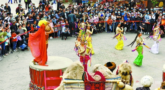 10月6日，喀什古城景区实景演出吸引了大量游客。 □阿地力江·阿不都卡德尔摄