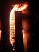 韩国一33层高楼突发火灾 整栋楼被吞噬