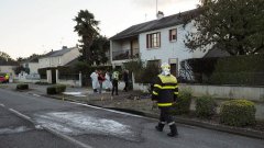 法国两架小飞机相撞后坠入居民区五人
