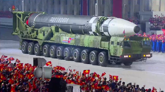 11轴22轮移动发射车（TEL）上的新型洲际弹道导弹图：朝鲜央视截屏