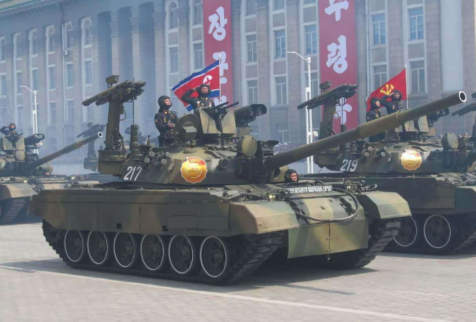 主炮、防空导弹、反坦克导弹、自动榴弹发射器、并列机枪，朝鲜坦克火力系统非常复杂。