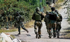 两名武装人员与印度安全部队发生交火