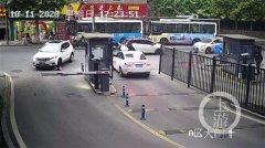 重庆小女孩被压在车下热心市民抬车救