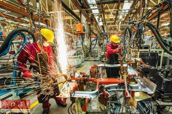 ▲资料图片：6月30日，工人在山东省青州市一家汽车制造企业的冲焊车间内生产作业。（新华社）