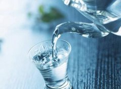 喝水能排毒要喝得越多越好吗