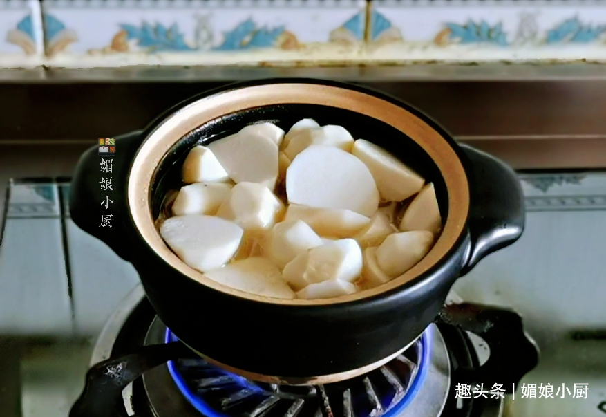 天冷了想吃炖菜，排骨芋头扔进砂锅炖一炖，热气腾腾味道鲜美绵糯