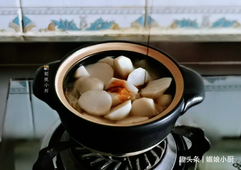 天冷了想吃炖菜，排骨芋头扔进砂锅炖一炖，热气腾腾味道鲜美绵糯