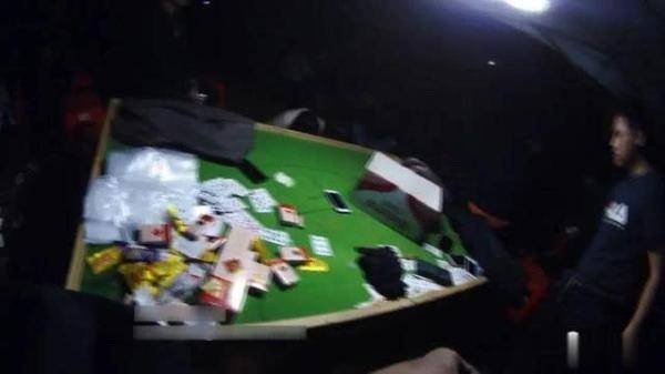 事发南宁，一群人在野外开设赌场，警方当场抓获61人