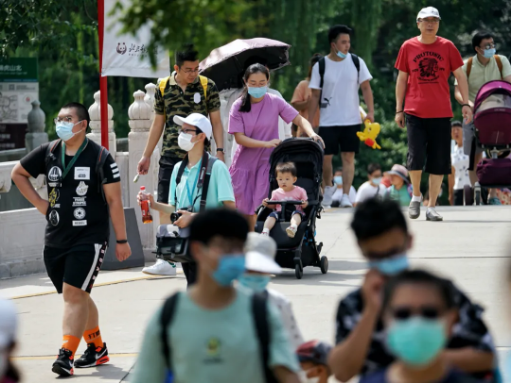 市民在北京动物园内游览。新京报记者 裴剑飞 摄