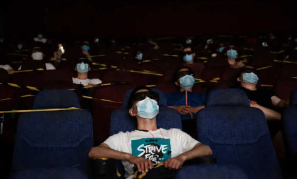  市民戴着口罩观看电影。新京报记者李凯祥 摄