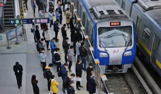 市民正在排队等候地铁。图源：新京报网