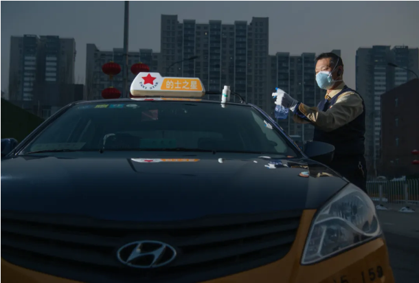  一名“的哥”正在给车辆消毒。新京报记者 李木易 摄
