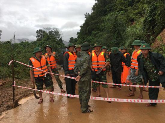  越南一兵营遭遇塌方事故。（图源：社交媒体）
