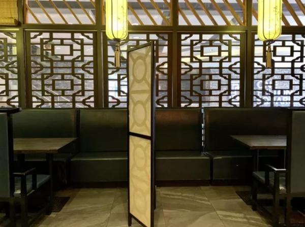 餐馆摆放了中国风隔断，让堂食客人更放心。（美国《世界日报》/刘大琪 摄）