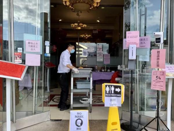 餐馆划分不同区域和出入口,减少交叉感染的风险。(美国《世界日报》/刘大琪 摄)