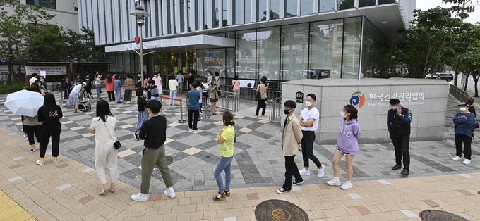 资料图：韩国市民排长队接种流感疫苗